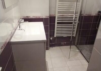 Salle de bain avec baignoire de la chambre d'hôtes Rubis au Mas de la Colombe à Grospierres.
