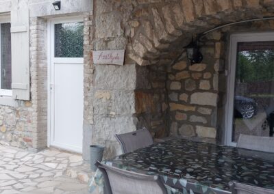 Terrasse privative de la chambre d'hôtes Améthyste au Mas de la Colombe en Ardèche.