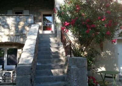 Escalier en pierre menant à l'entrée de la chambre Rubis du Mas de la Colombe à Grospierres.