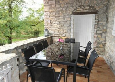 Terrasse privative de la chambre d'hôtes Rubis au Mas de la Colombe en Ardèche.