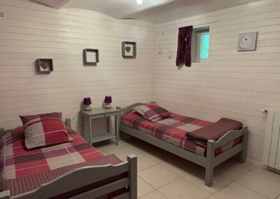Chambre d'hôtes Améthyste avec lits jumeaux au Mas de la Colombe à Grospierres.