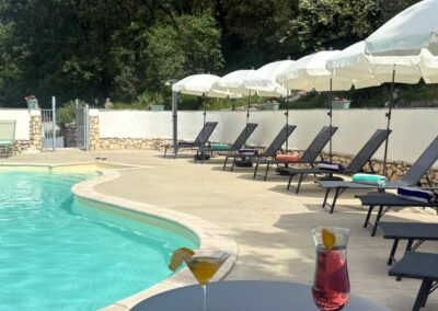 Piscine chauffée avec transats et parasols à disposition au Mas de la Colombe à Grospierres.