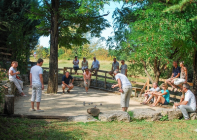 Terrain de pétanque ombragé à disposition pour les clients au Mas de la Colombe à Grospierres